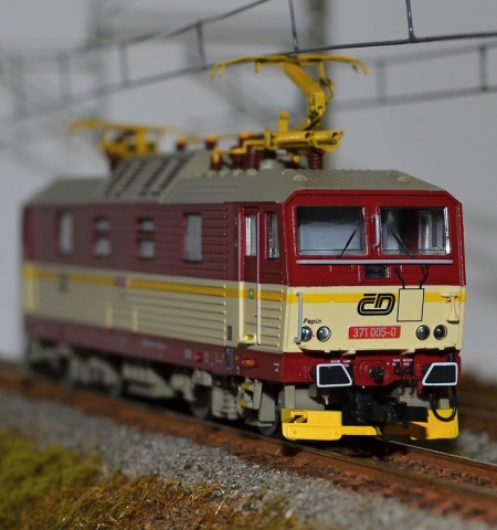 32930 Elektrická lokomotíva BR 372 ČD