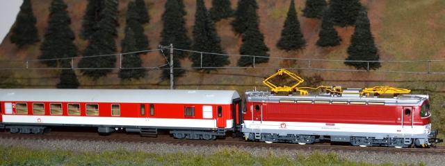 BR 240 Elektrická lokomotíva Laminátka ZSSK, SOUND, PIKO 47545 TT
