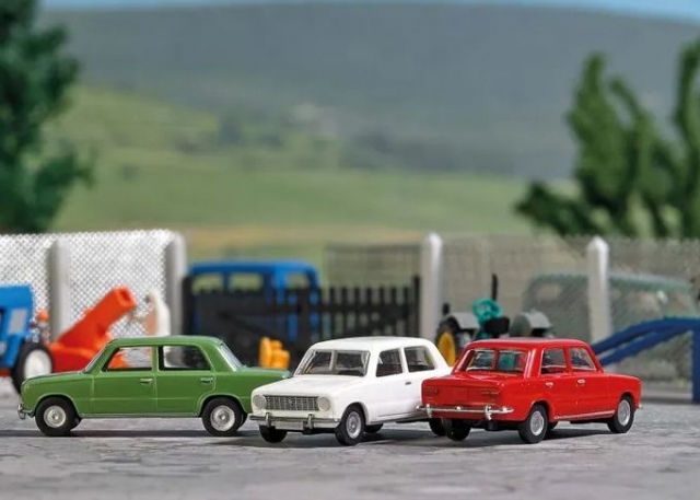 Busch 87001, Lada 1200 červená, TT