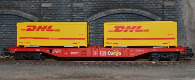 31145 Plošinový vagón s kontajnermi DHL, BUSCH TT