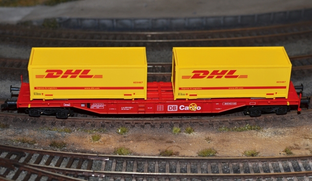 31145 Plošinový vagón s kontajnermi DHL, BUSCH TT