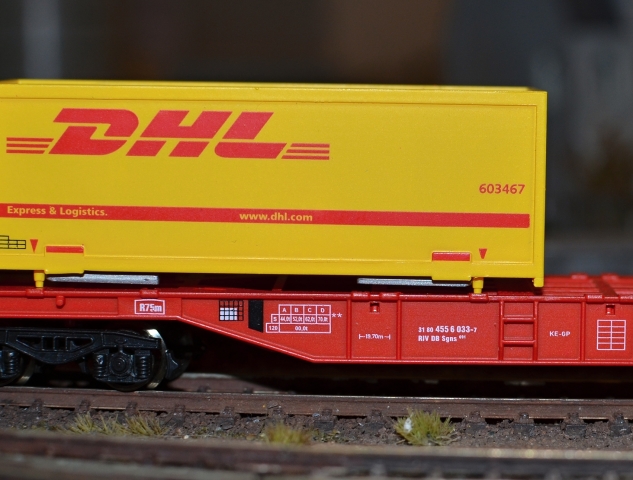 31145 Plošinový vagón s kontajnermi DHL, BUSCH TT