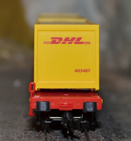 31145 Plošinový vagón s kontajnermi DHL, BUSCH TT