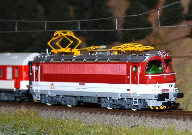 BR 240 Elektrická lokomotíva Laminátka ZSSK, PIKO 47544 TT