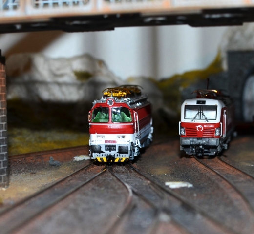 BR 240 Elektrická lokomotíva Laminátka ZSSK, PIKO 47544 TT