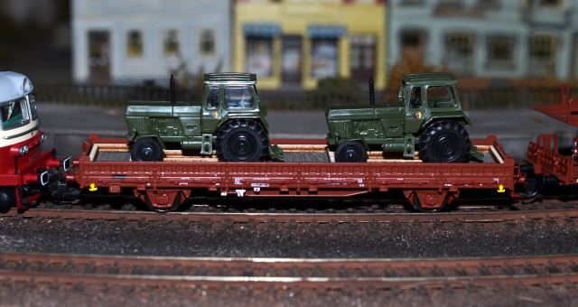 31510 Plošinový vagón s traktormi DR, BUSCH TT