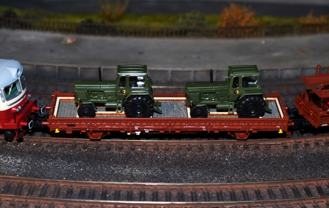 31510 Plošinový vagón s traktormi DR, BUSCH TT